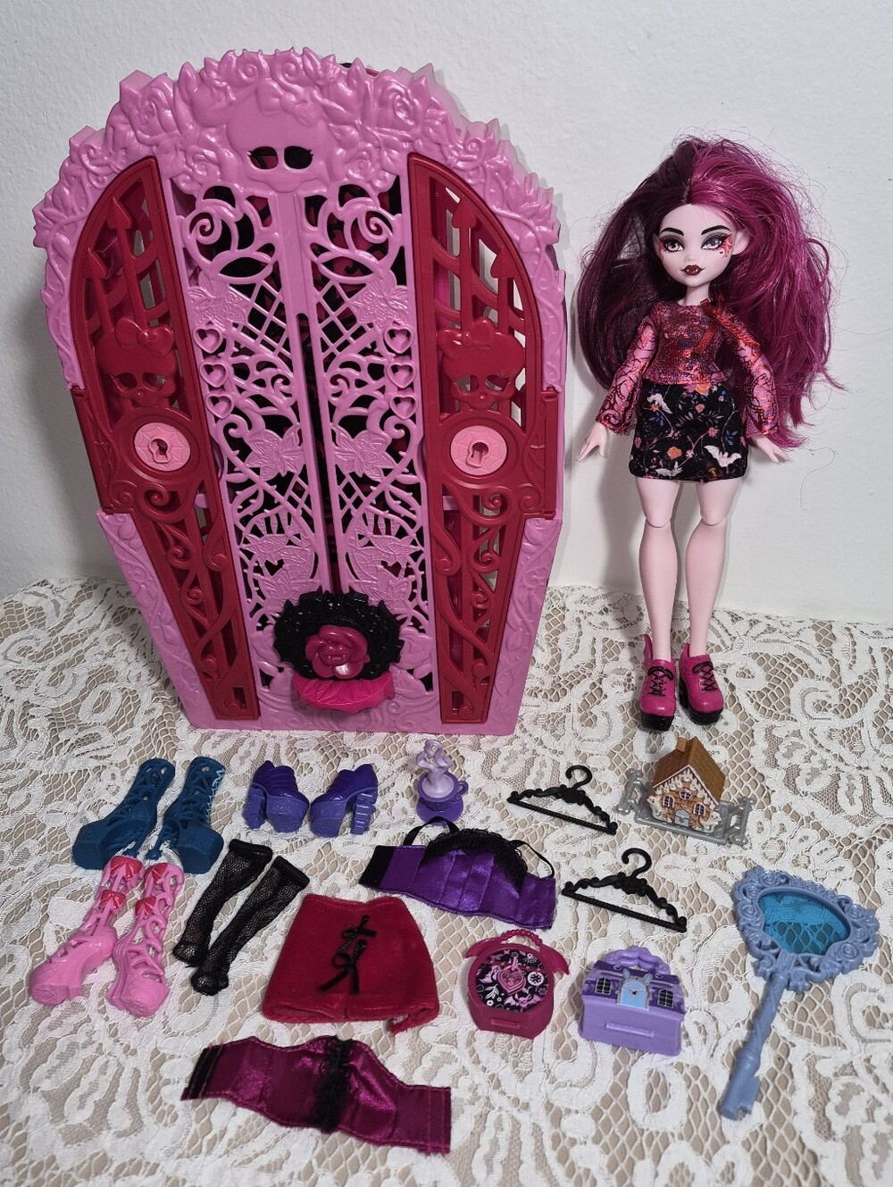 Draculaura Doll And Accessories